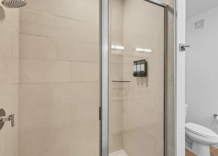 412 Stylish 2b2b Style Pool & Gym, Golf Simulator, 7m To Dickies Stadium, 15m To At&t Stadium Fort Worth