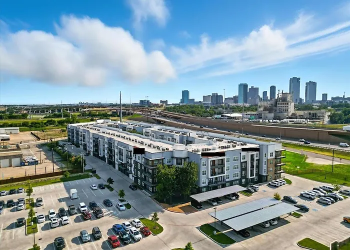 412 Stylish 2b2b Style Pool & Gym, Golf Simulator, 7m To Dickies Stadium, 15m To At&t Stadium Fort Worth